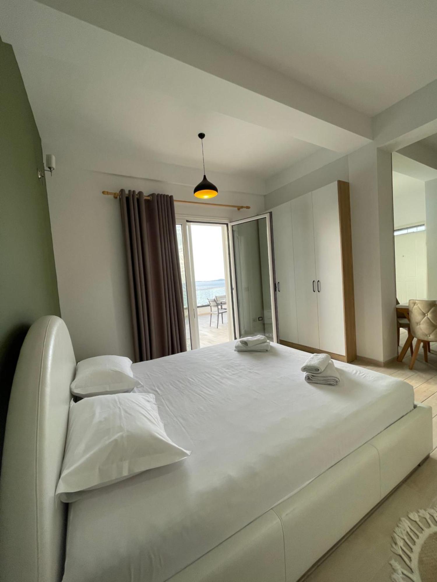 Perla Luxury Apartment - Private Patio & Parking Вльора Екстер'єр фото