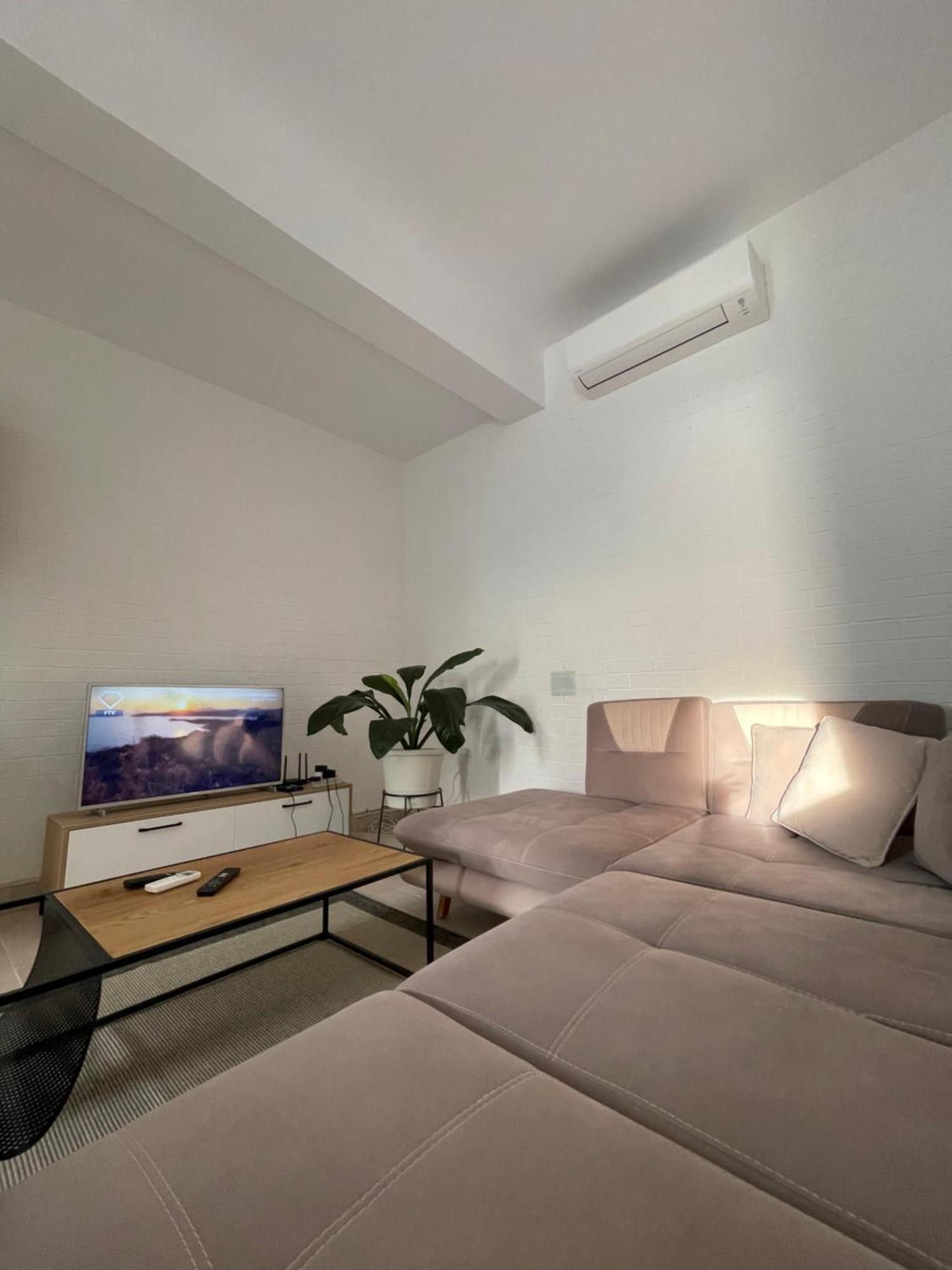 Perla Luxury Apartment - Private Patio & Parking Вльора Екстер'єр фото