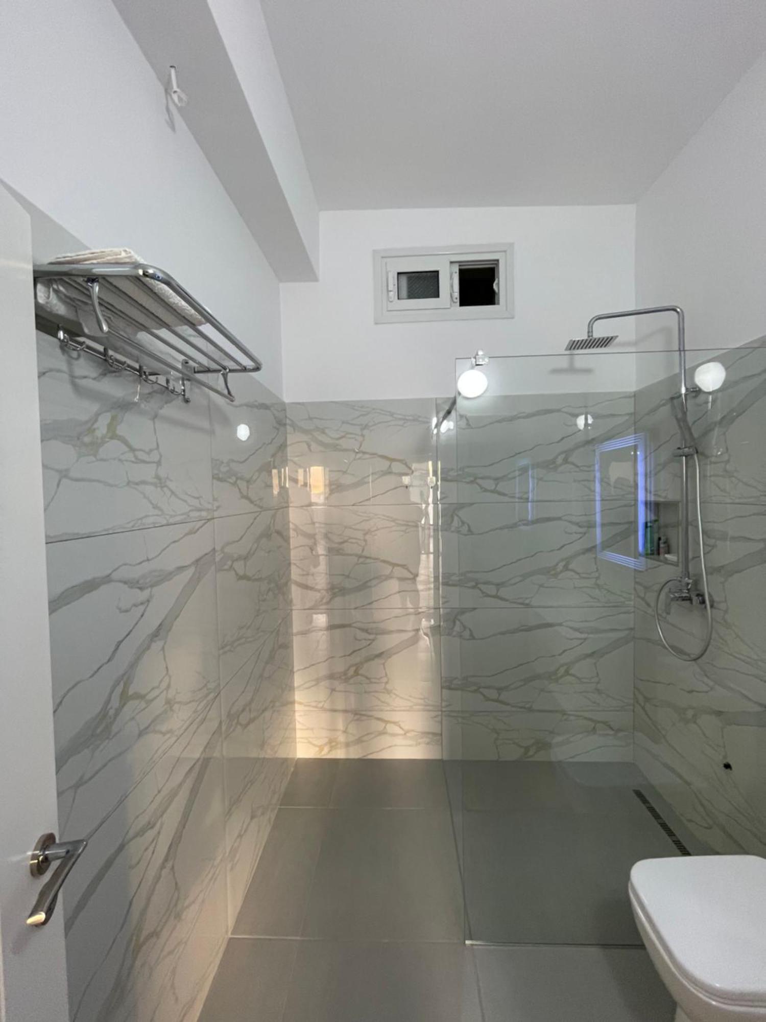 Perla Luxury Apartment - Private Patio & Parking Вльора Екстер'єр фото